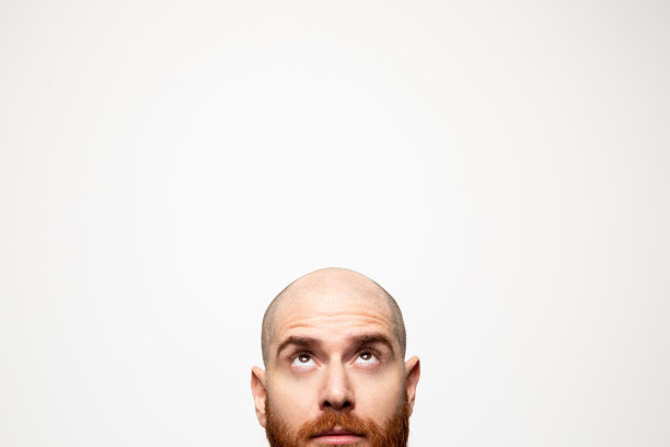 光头青年，正面观图片下载