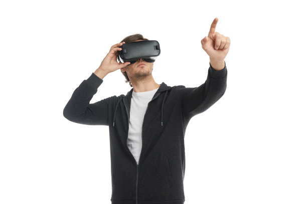 戴着VR头盔的男子触摸虚拟屏幕图片下载