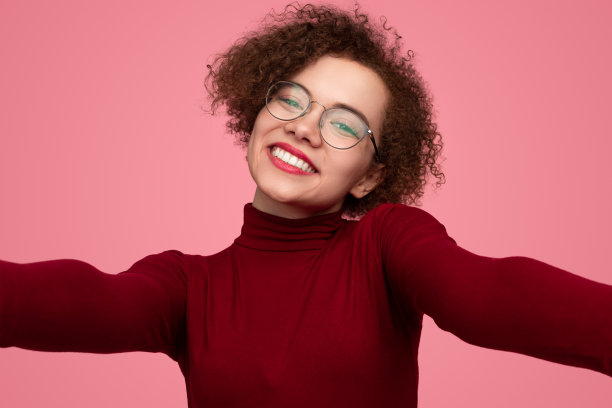 积极的女人在工作室里自拍图片下载