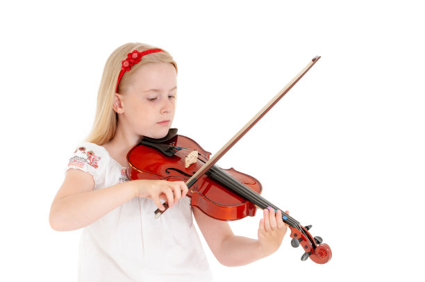 年轻的金发女孩在白色的画室背景上拉小提琴图片下载