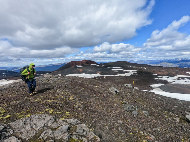 一个人在冰岛徒步旅行，他穿过雪地图片下载