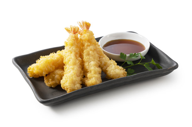 虾天妇罗放在白色背景的盘子上。图片下载