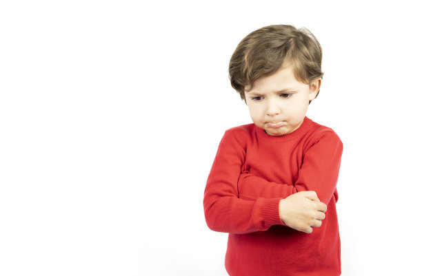 愤怒的孩子被孤立在白色的背景上。图片下载
