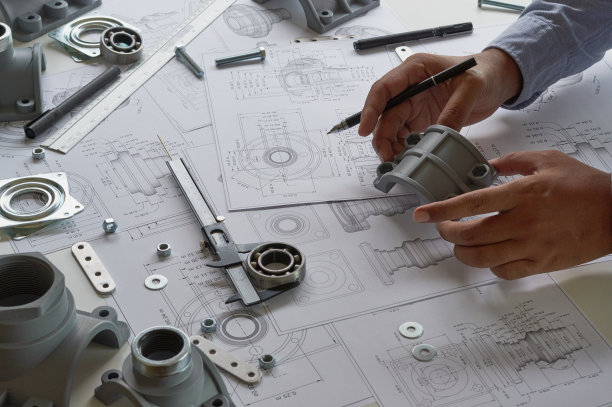 工程师设计机械零件图纸图片下载