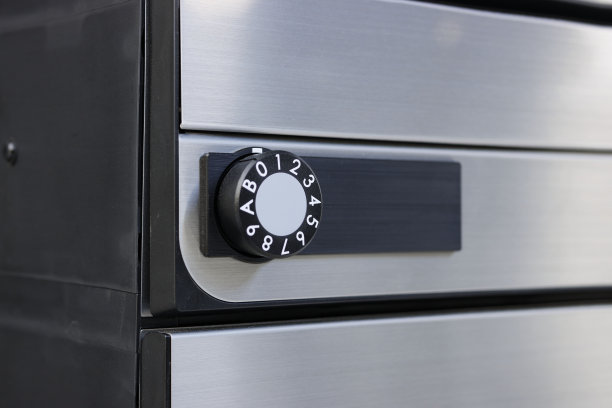 为住宅综合体设计的银色快递箱图片下载