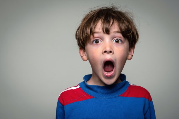 小男孩惊讶地看着镜头图片下载