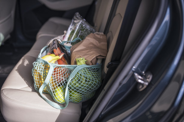 在车里买杂货。图片下载