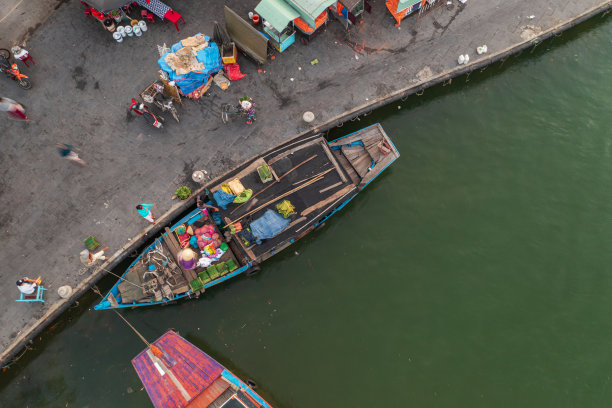 一艘船把蔬菜运往会安市场图片下载