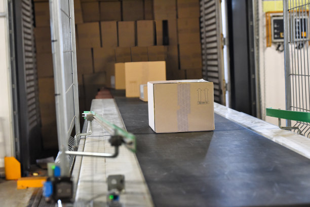 配送仓库输送带上的纸箱图片下载