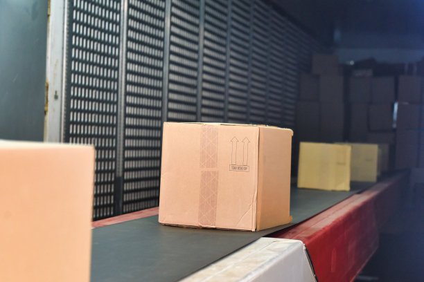 配送仓库输送带上的纸箱图片下载
