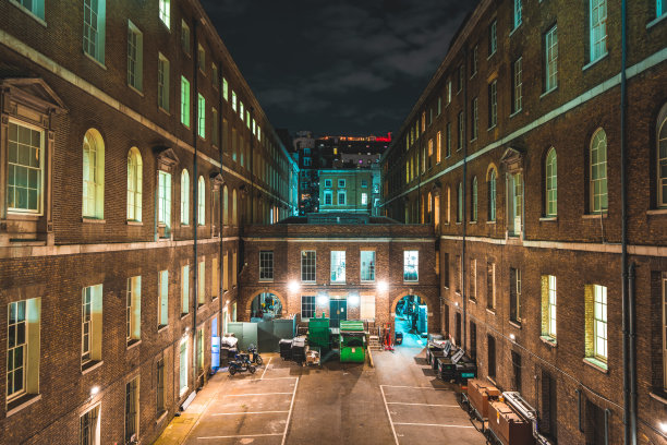 伦敦市中心夜晚的经典建筑图片下载