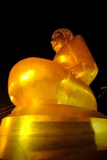 在微光下的考王佛寺的Phra Phutthachoke图片下载