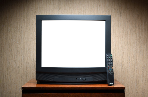 老式的电视机，白色的屏幕放在一个老式的木制橱柜上，老式的设计在一间80年代和90年代风格的公寓里。苏联风格的室内设计。图片下载