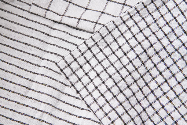 格子图案的材料。桌子上有毛巾。带条纹的起皱织物。图片下载