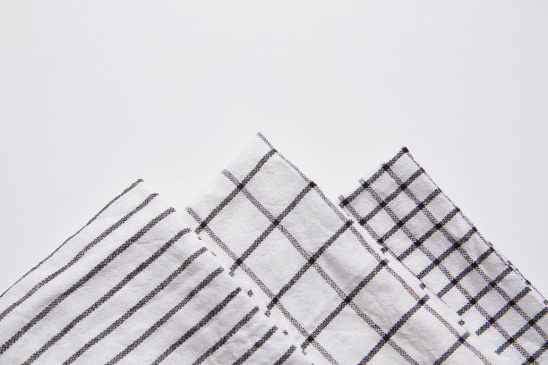 格子图案的材料。桌子上有毛巾。带条纹的起皱织物。图片下载