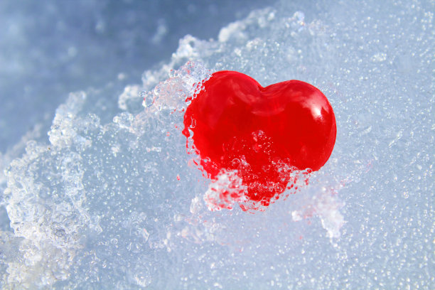心冻在水里。冷的心。特写镜头。背景。纹理。图片下载