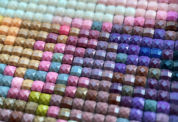 特写镜头，色彩缤纷的方形钻石绣花质感明亮。业余爱好和娱乐图片下载