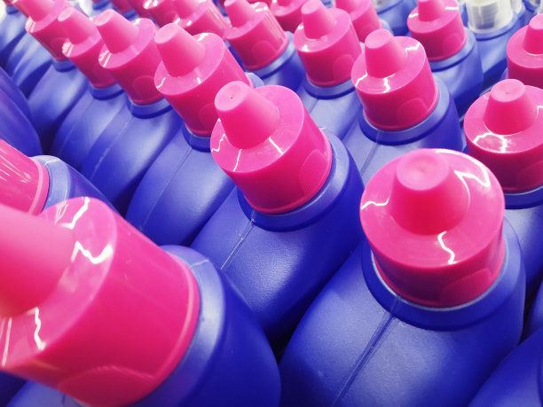 商店货架上的瓶子图片下载