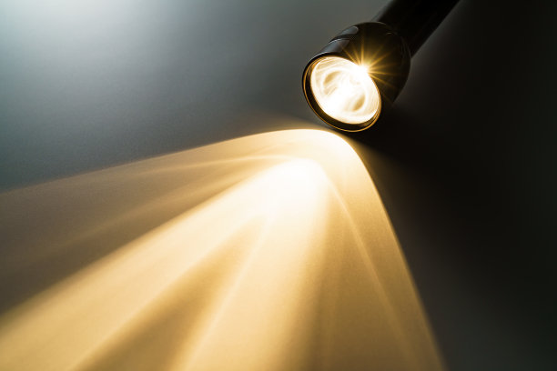 手电筒在黑暗背景下孤立(手电筒和黑暗中的一束光)图片下载