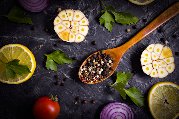 在深色的背景上放一勺辣椒图片下载