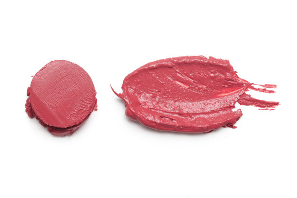 粉红色的ceamy化妆样品孤立在白色背景上。装饰美容涂片。图片下载