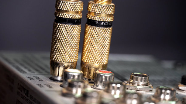 音响工程师打开遥控器。声音工作室图片下载