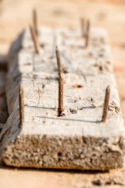 木板上生锈的钉子图片下载