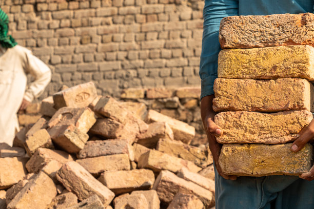 在新建筑工地工作的工人图片下载