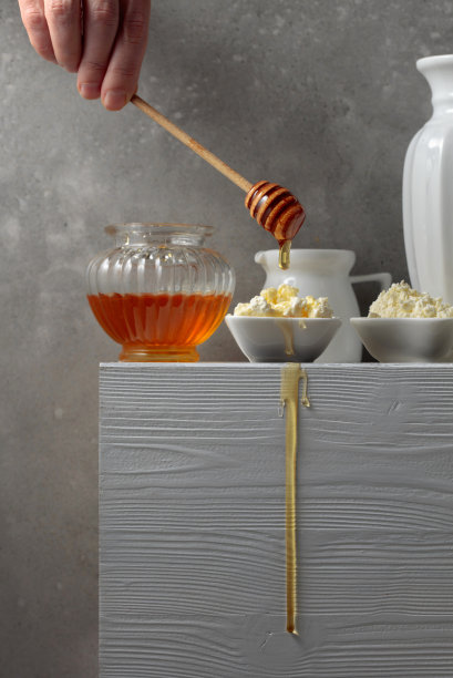 新鲜的松软干酪或乳清干酪加蜂蜜。图片下载