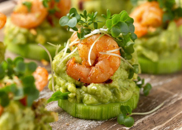 虾，黄瓜，鳄梨鳄梨酱，派对食品，手指食品图片下载