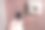 一个女人的手把电插头插入插座，特写镜头图片下载
