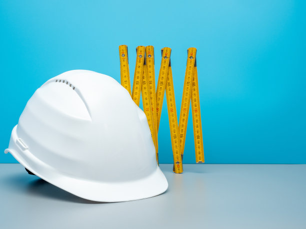 白色施工头盔和施工工具图片下载