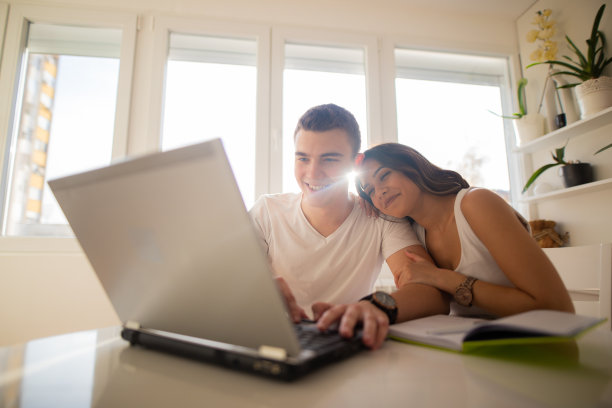 库普在家里用笔记本电脑上网图片下载