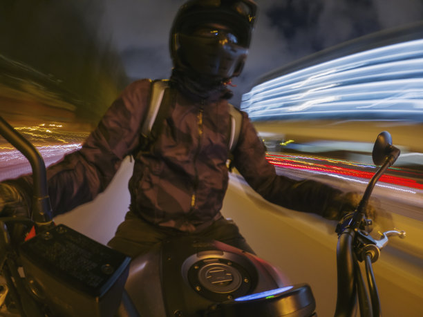 骑着雅马哈摩托车图片下载