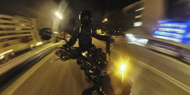 骑着雅马哈摩托车图片下载