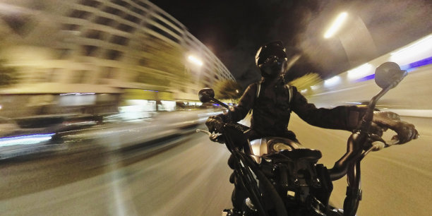 骑着雅马哈摩托车图片下载