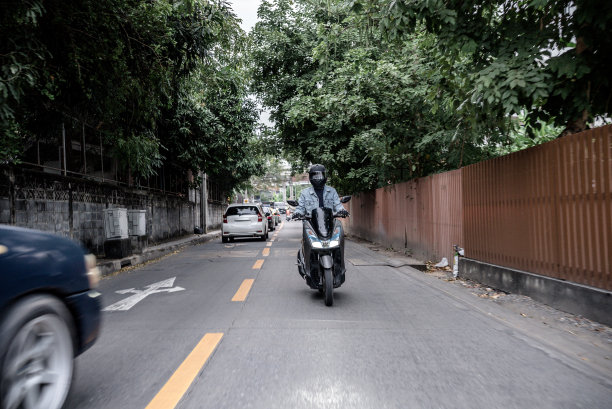 年轻的亚洲人骑摩托车图片下载