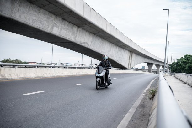 年轻的亚洲人骑摩托车图片下载