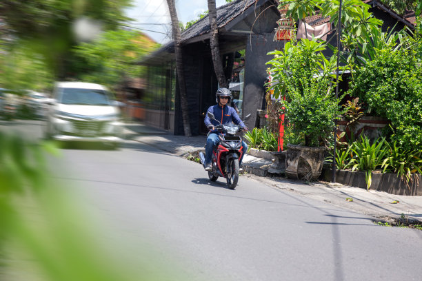 印度尼西亚男子骑摩托车上下班图片下载