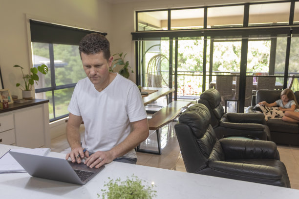 在家打工的中年学生图片下载