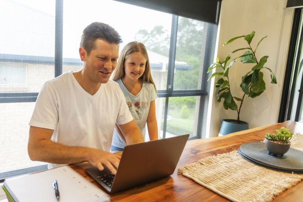 中年学生和女儿在家工作图片下载