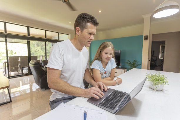 中年学生和女儿在家工作图片下载