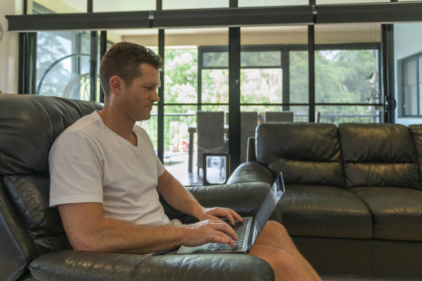 在家打工的中年学生图片下载