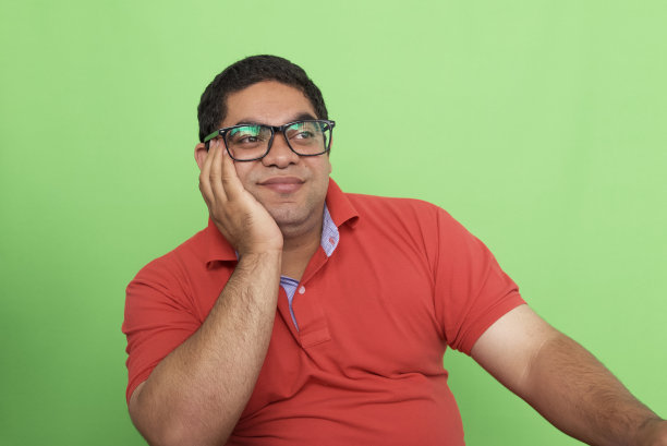 一个快乐的年轻人的肖像在绿色屏幕背景(色度键)。图片下载