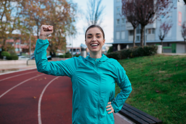 一个快乐的年轻白人妇女在户外训练的肖像图片下载