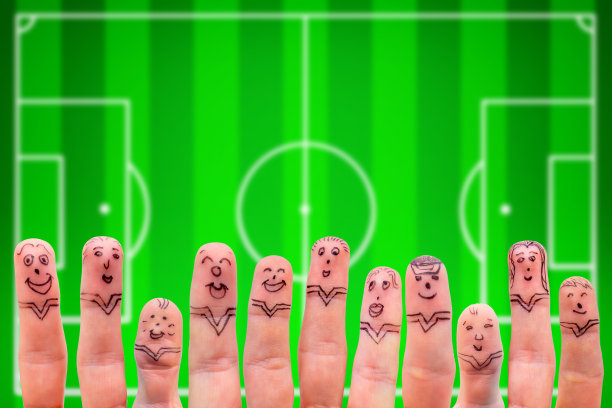 彩色手指与足球场作为模板与复制空间图片下载