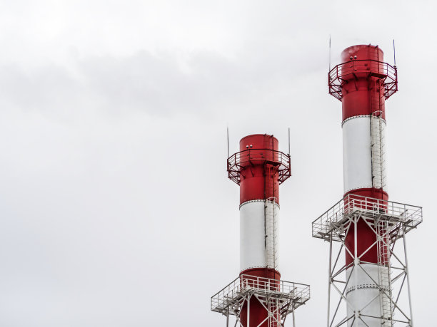 从烟囱里冒出来的烟映衬着天空的背景。生态的概念，污染地球的空气。图片下载