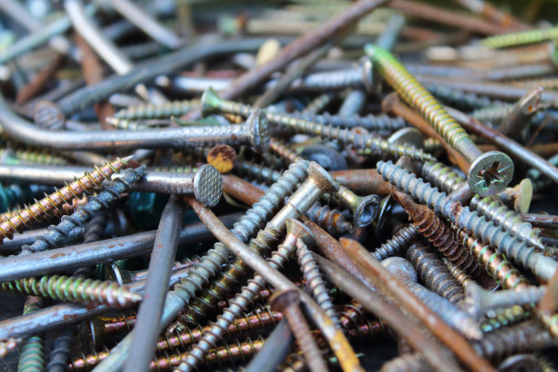 旧的螺丝和钉子。特写镜头。背景。纹理。图片下载