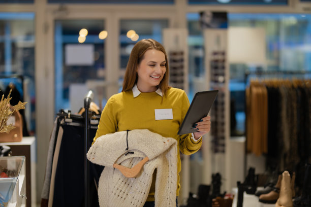 商店经理使用数码平板电脑盘点存货图片下载