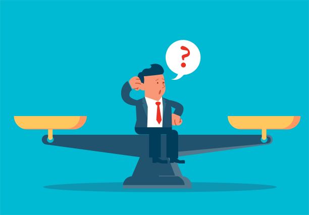 卡通商人坐在天平和思考的中间图片下载